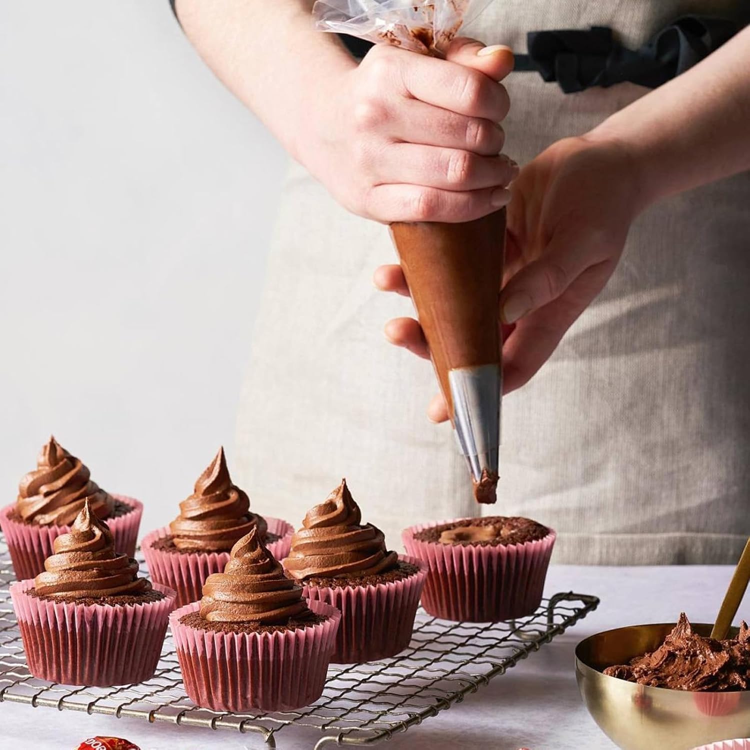 8 Pcs Large Piping Tips Set, Stainless Steel Cake Decorating Tips Set with 10pcs Piping Bag Pastry Cake Decorating Tip Baking Tools for Baking Cupcakes Decoration