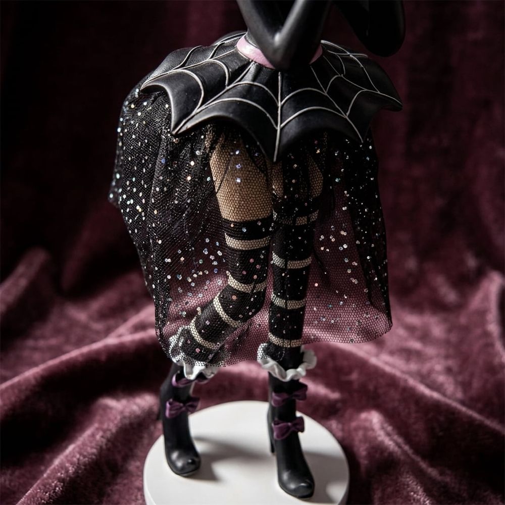 Halloween Witch Kissing Frog Statue, 7.9 Inch Resin Gothic Fantasy Figurine with Glitter Tulle Skirt, Spider Web Dress and Witch Hat, Tabletop Home Decor Accent