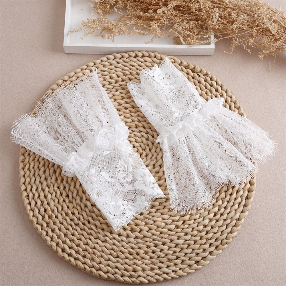 4pcs gloves with white sleeves and women's sexy lace elastic bracelet cuffs, suitable for role-playing, weddings, tea parties, and masquerade parties. White