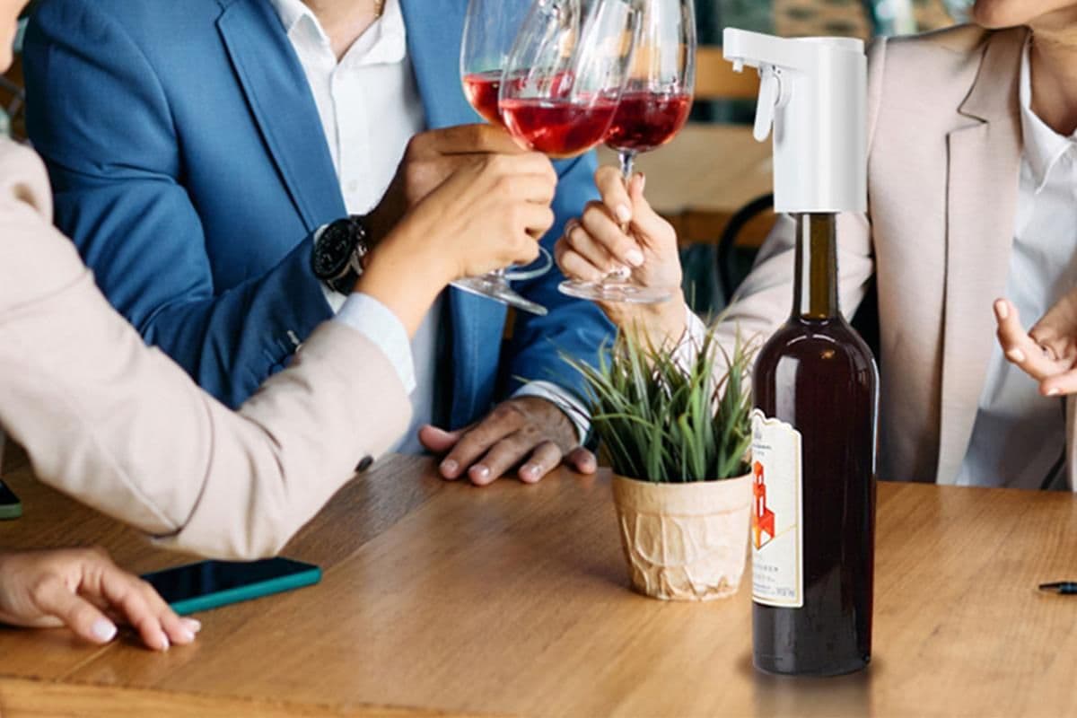 Electric Wine Dispenser Smart Touch Screen Precise Pouring Four-Speed Flow Control Black