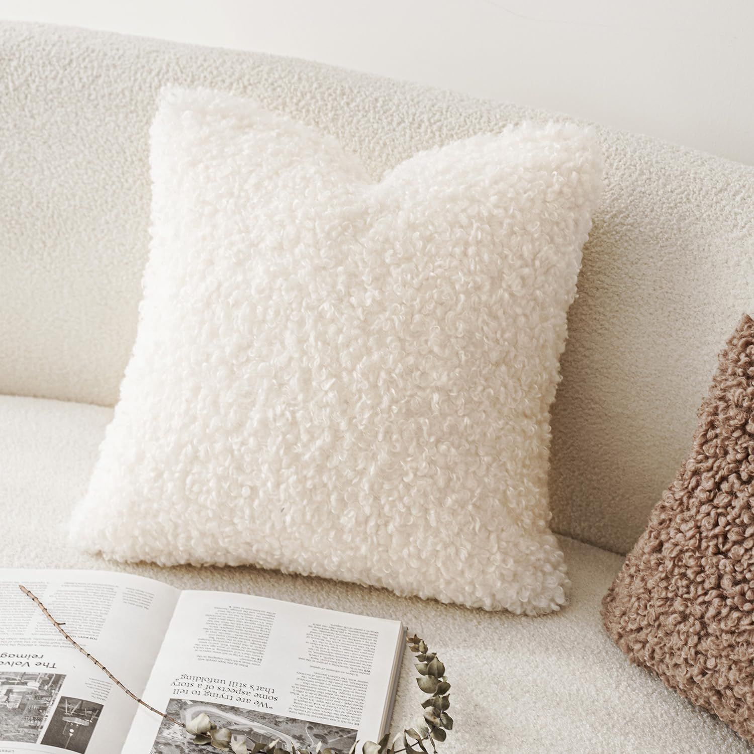 2 artificial fur pillowcases, soft pillowcases, decorative wool roll pillowcases, suitable for beds, sofas, living rooms, white（without pillow core）