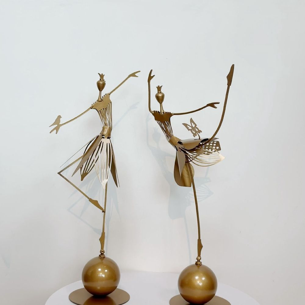 Metal Dancing Garden Girl Statues-Waterproof Outdoor Yard Decor for Garden,Pathway,or Farmhouse-Rustic Lawn Figurines for Charming Outdoor Spaces
