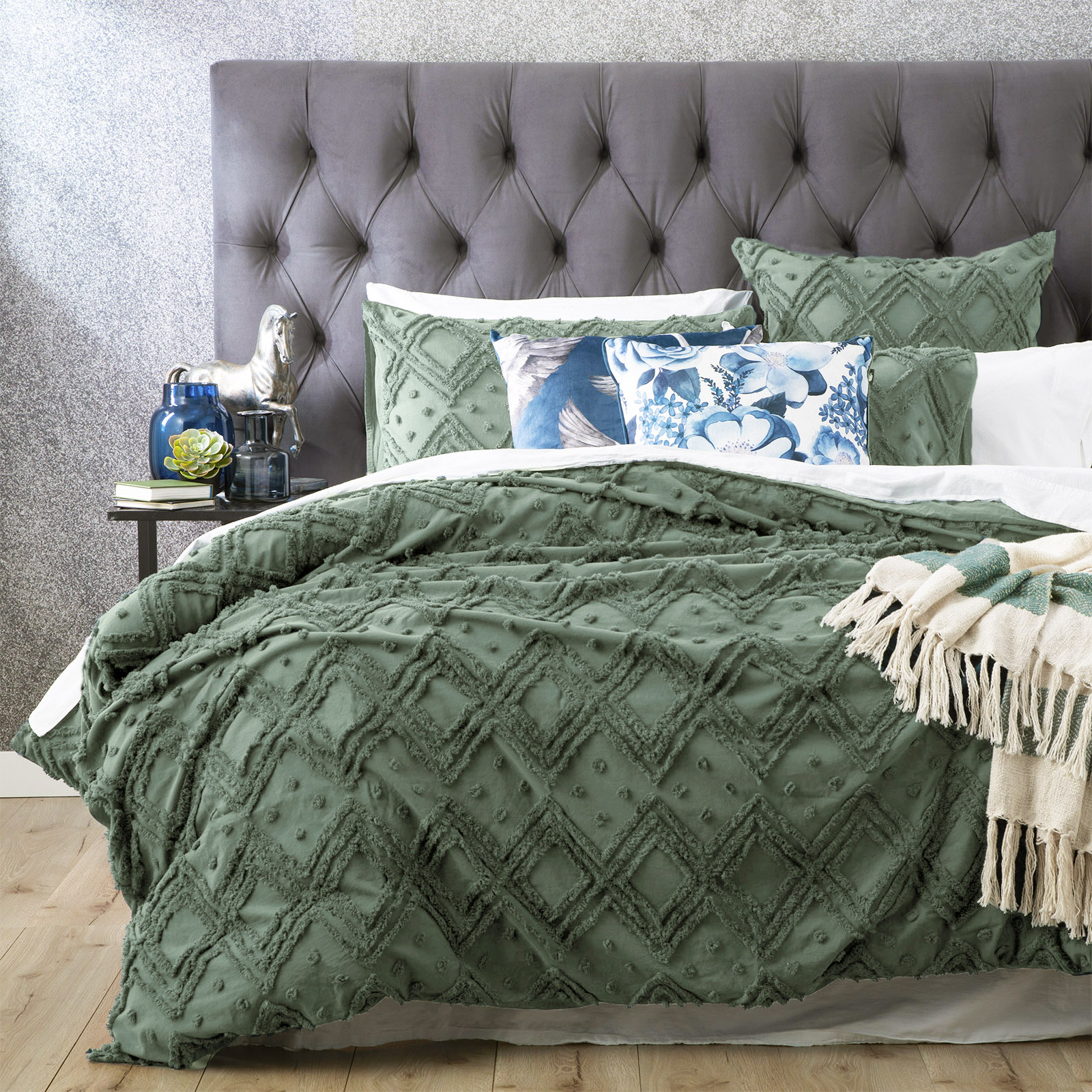Medallion Sage Cotton Vintage Washed Tufted Queen Quilt Cover set by Park Avenue